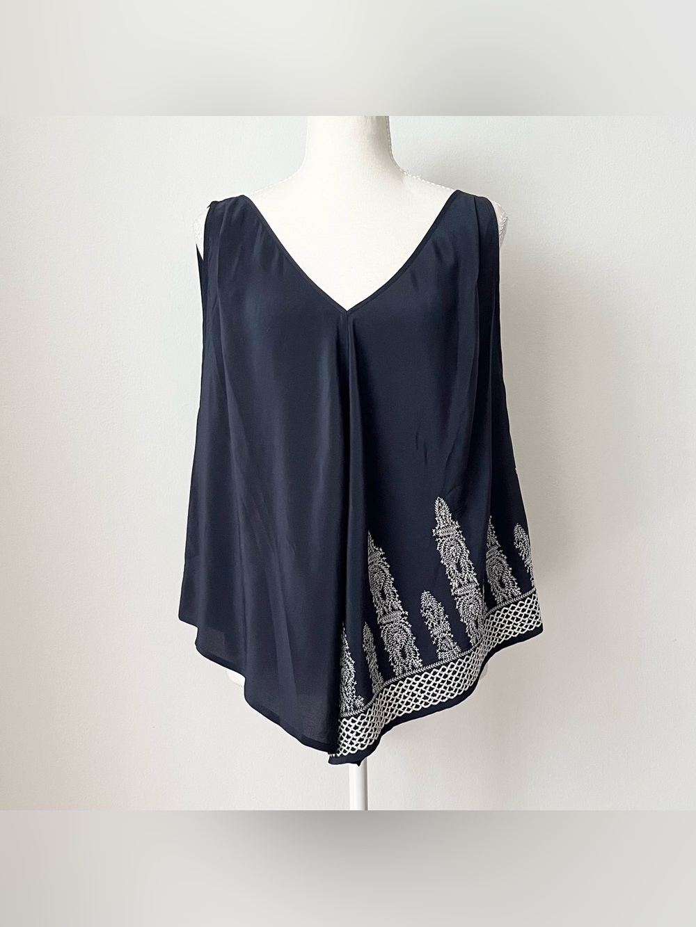 Club Monaco Women's 100% Silk Scarf Hem Blouse Navy Embroidered XS Resortwear